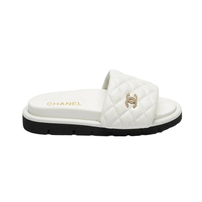 CHANEL QUILTED CC SLIDE SANDALEN