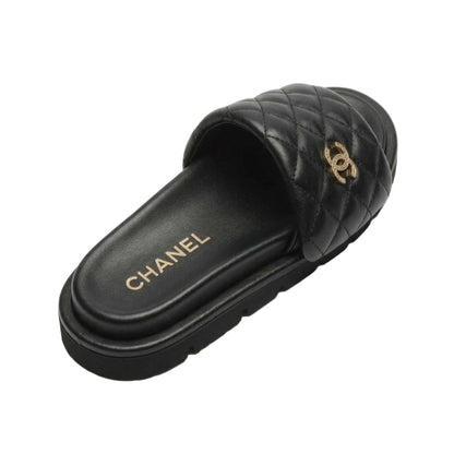 CHANEL QUILTED CC SLIDE SANDALEN