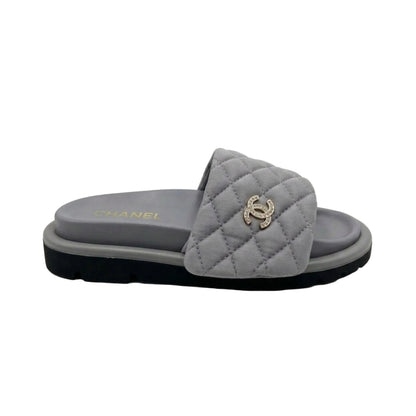 CHANEL QUILTED CC SLIDE SANDALEN